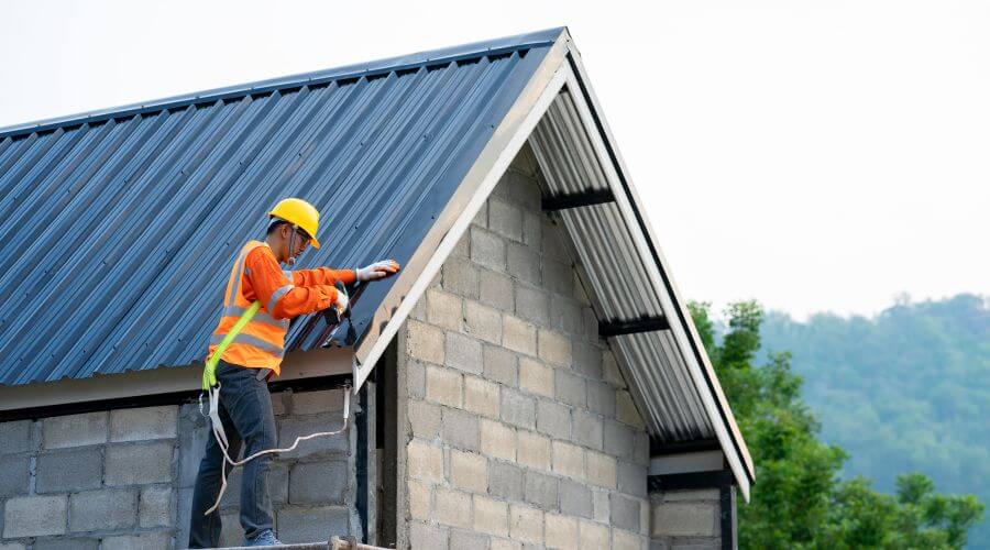 Professional gutter cleaning in Colwell, IA